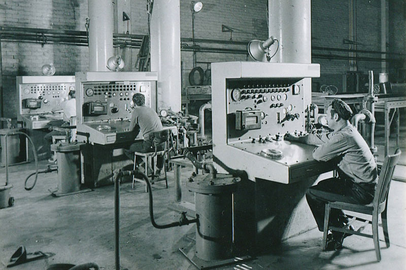 Consumable-electrode vacuum re-melting furnace